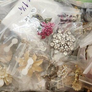 Lot of 85 ++ Mostly Vintage Brooches Wear resell Rhinestone Animal Christmas etc